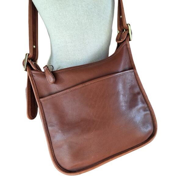 Coach Handbags - Coach Vintage large Legacy zip bag caramel leather crossbody 90's buckle strap